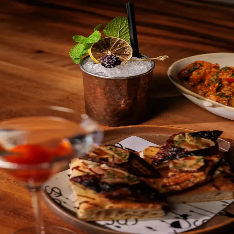 Moscow mule cocktail with food